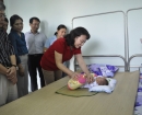 Đồng chí Vũ Thị Thu Thủy, Phó Chủ tịch UBND tỉnh thăm, tặng quà Trung tâm Bảo trợ trẻ em có hoàn cảnh đặc biệt tỉnh