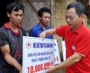 Trao 100 triệu đồng cho 10 hộ dân xã Lương Mông (huyện Ba Chẽ)