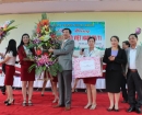 Chủ tịch UBND tỉnh Nguyễn Văn Đọc chúc mừng Nhà giáo Nhân dân Lưu Xuân Giới